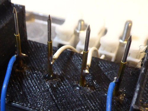 close up of the four spring-loaded clips